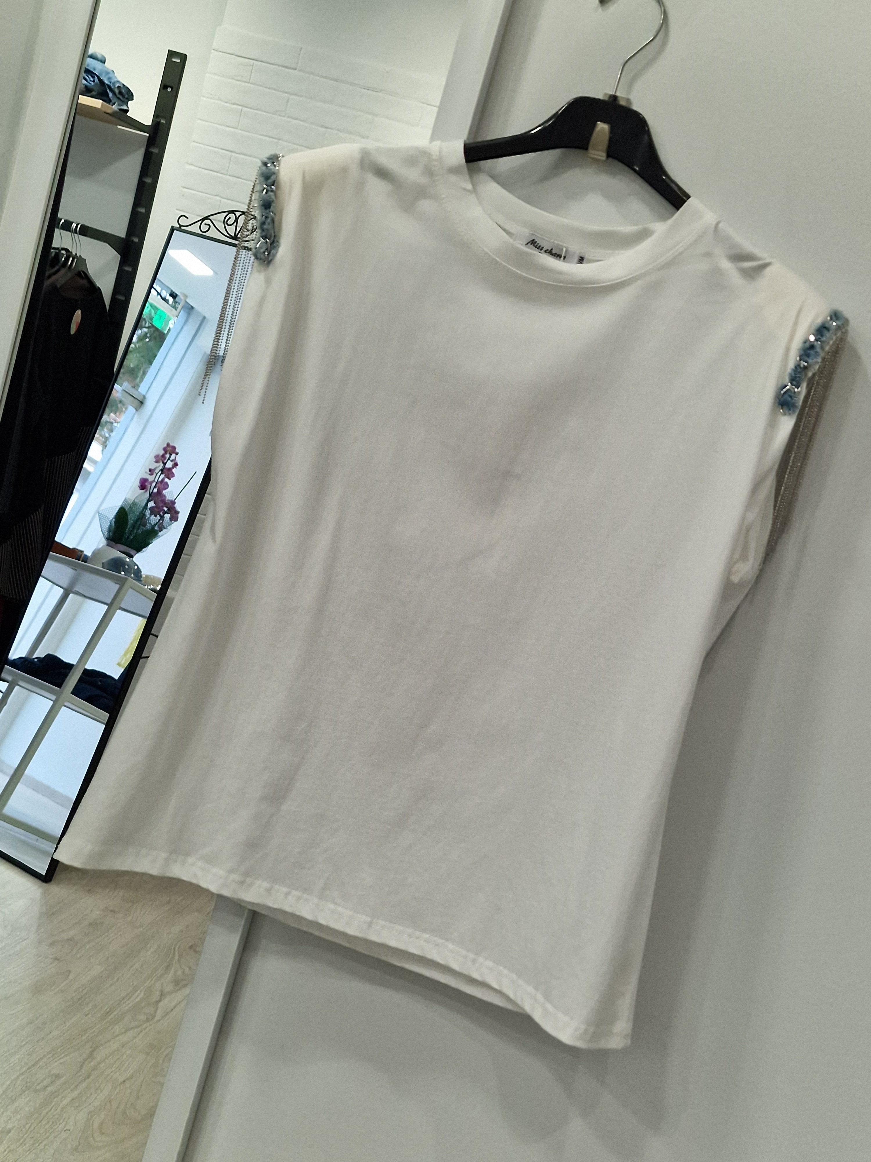 Λευκή Μπλούζα με Denim Λεπτομέρειες & Αλυσίδες