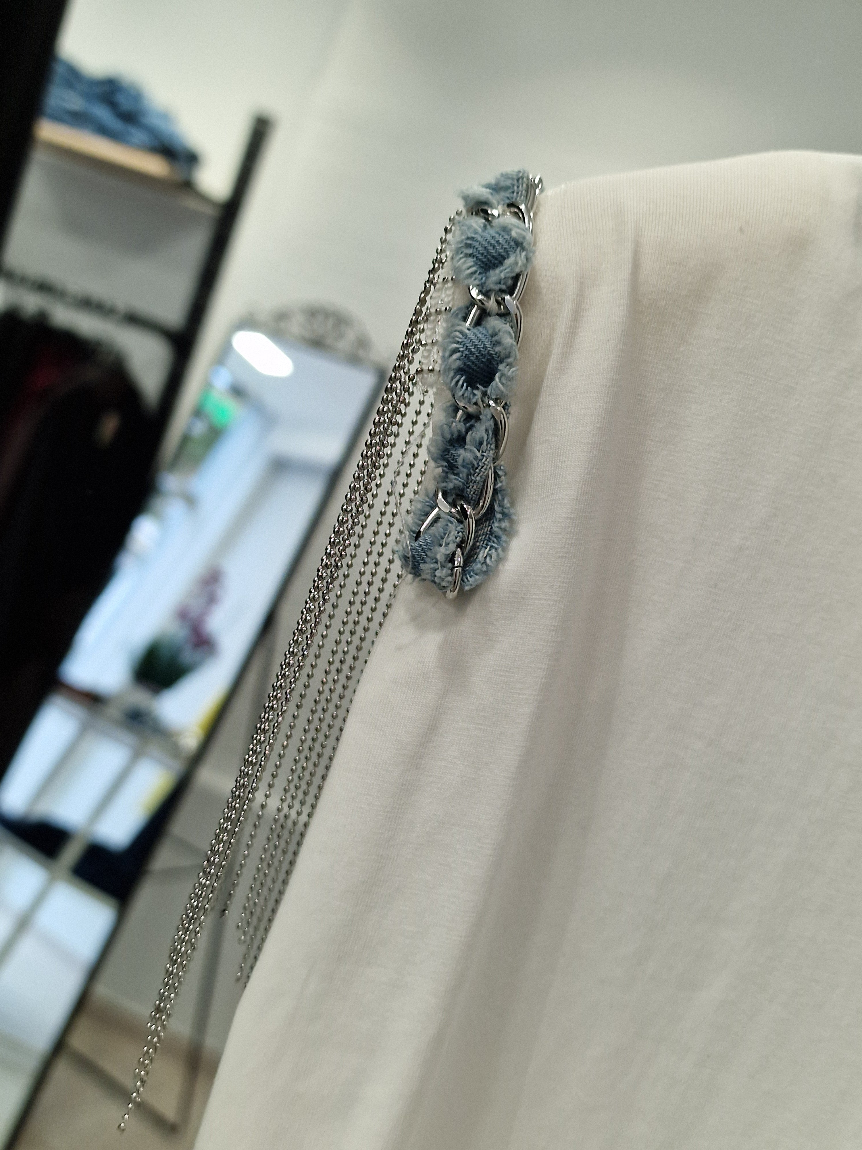 Λευκή Μπλούζα με Denim Λεπτομέρειες & Αλυσίδες