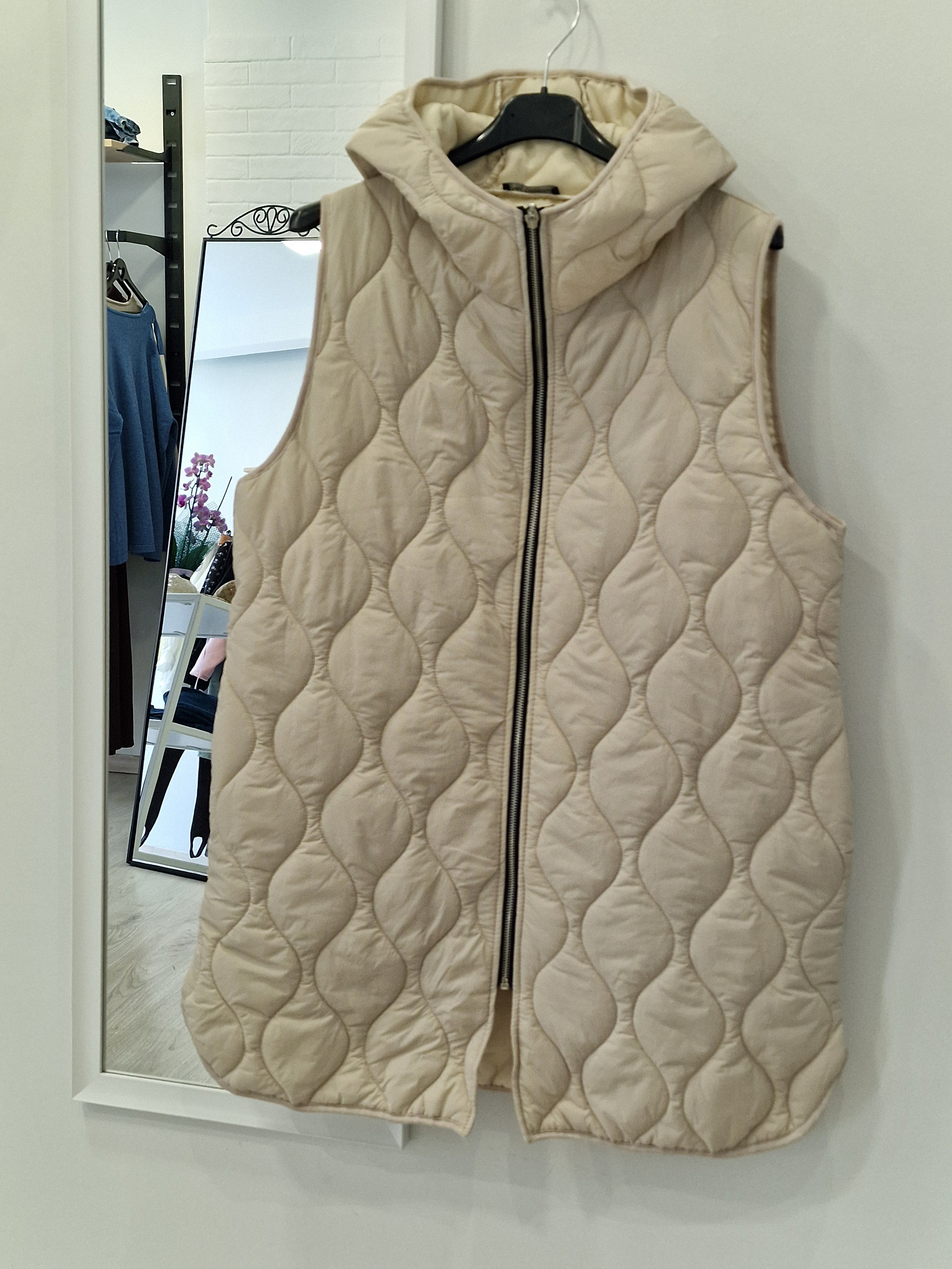 Καπιτονέ Αμάνικο Μπουφάν με Κουκούλα