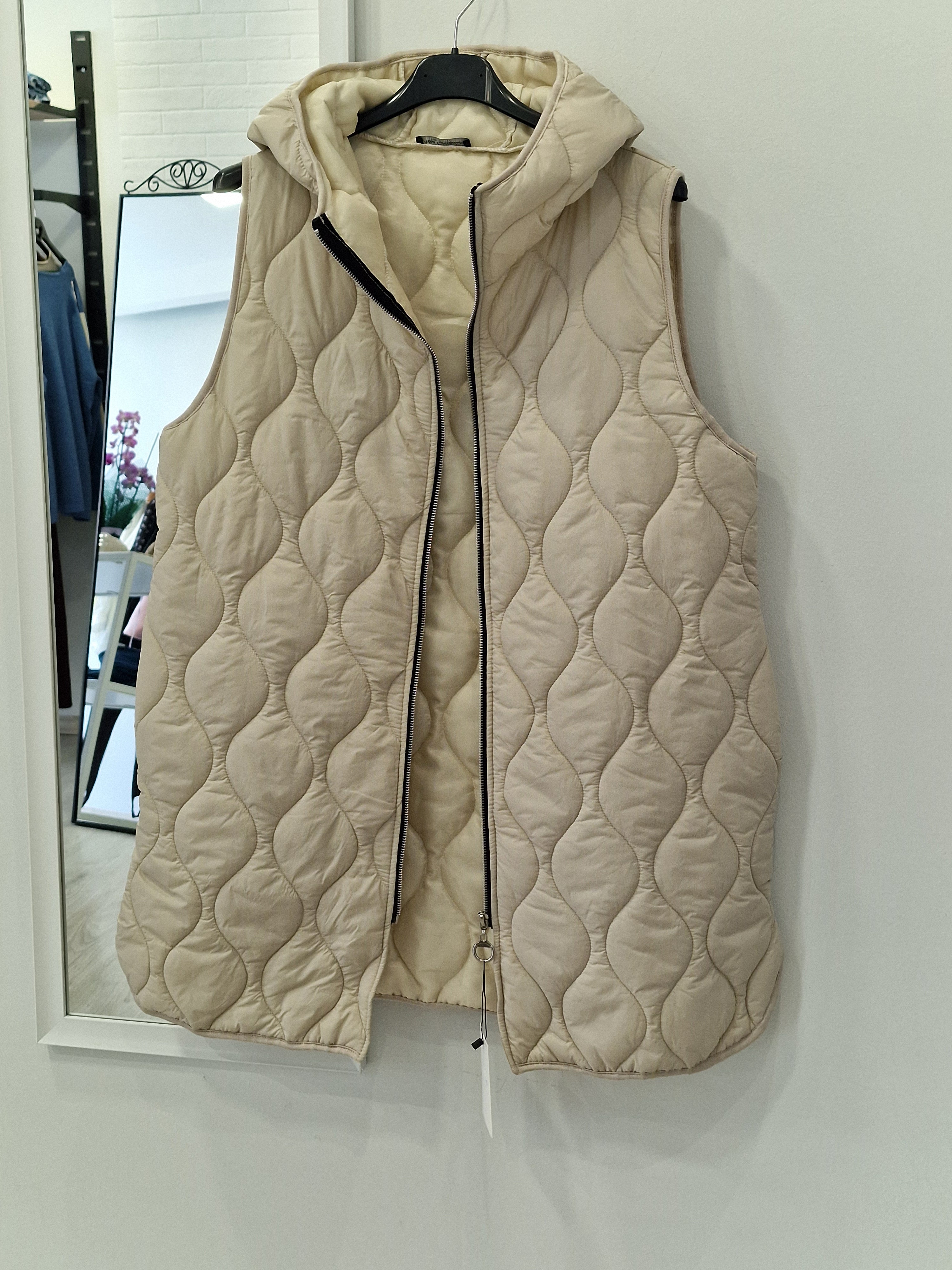 Καπιτονέ Αμάνικο Μπουφάν με Κουκούλα