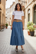 Μπλε denim φούστα με taupe mules