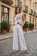 Floral μπλούζα ριχτή με λευκό παντελόνι